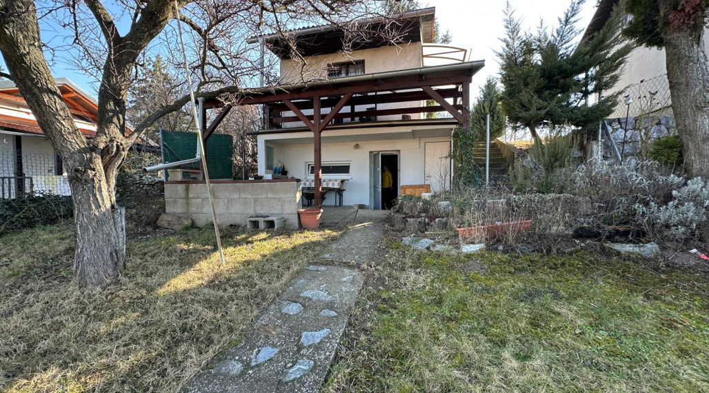 PREDAJ: Záhrada s murovanou chatkou, 338 m2, Šenkvice (Hájičky)