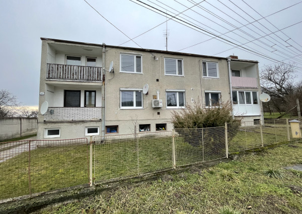 Predané - 2 izbový byt v Prievaloch s dvomi pivnicami, parkovacím miestom a vlastnou záhradou na predaj