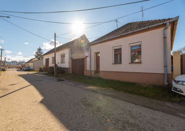 PREDANÉ - PREDAJ: starší rodinný dom, Lúčna 11, Šenkvice