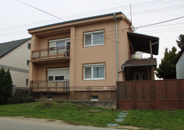 PREDANÝ - ZNÍŽENÁ CENA!!! PREDAJ: Priestranný dvojposchodový rodinný dom s veľkým pozemkom