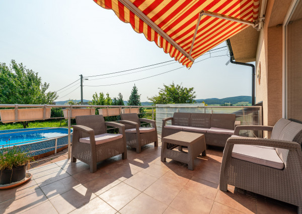 PREDAJ: 4 - izbový rodinný dom s garážou a bazénom, Štefanová