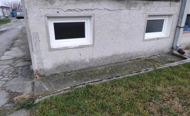 Predané - 2 izbový byt v Prievaloch s dvomi pivnicami, parkovacím miestom a vlastnou záhradou na predaj - fotografia 9