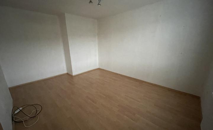 Predané - 2 izbový byt v Prievaloch s dvomi pivnicami, parkovacím miestom a vlastnou záhradou na predaj - fotografia 4