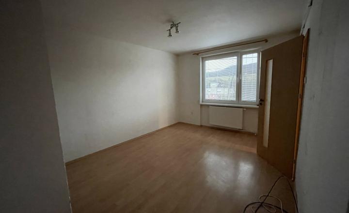 Predané - 2 izbový byt v Prievaloch s dvomi pivnicami, parkovacím miestom a vlastnou záhradou na predaj - fotografia 5