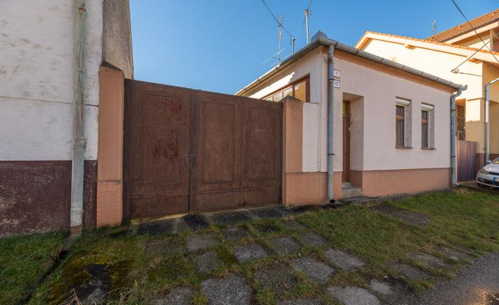 PREDANÉ - PREDAJ: starší rodinný dom, Lúčna 11, Šenkvice - fotografia 1