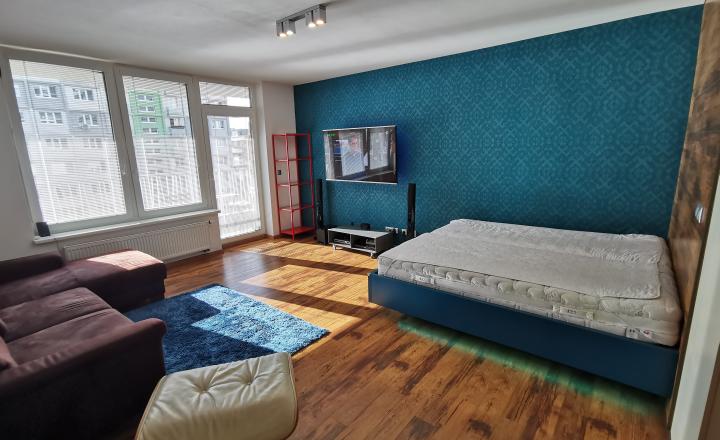 PRENAJATÉ - PRENÁJOM: 1- izbový byt 45 m2 + loggia 6 m2 s podzemným parkovacím státím, Nevädzová 6C (OC Retro), Bratislava- Ružinov - fotografia 1