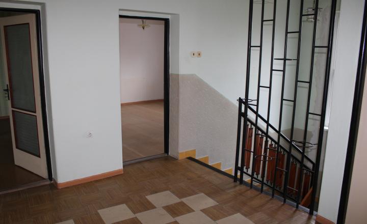 PREDANÝ - ZNÍŽENÁ CENA!!! PREDAJ: Priestranný dvojposchodový rodinný dom s veľkým pozemkom - fotografia 13