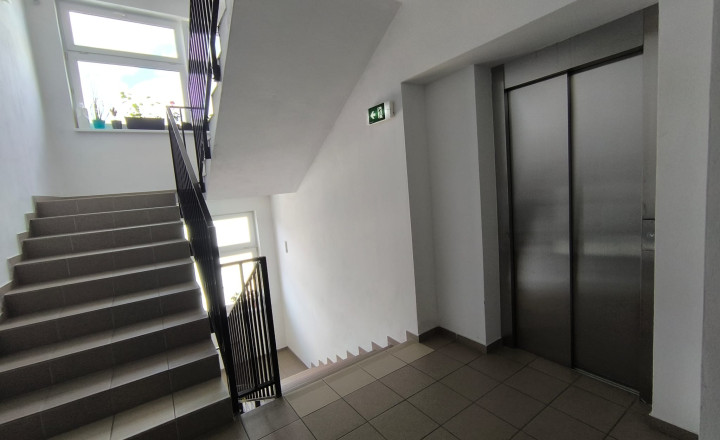 PRENAJATÉ-PRENÁJOM: 2- izbový byt, 55,2 m2 s garážovým parkovacím miestom, Slovenský Grob - fotografia 11