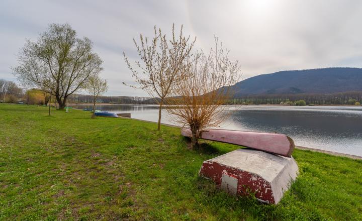 PREDANÉ-PREDAJ: Pozemok s rekreačnou chatou pri vode,  Buková - fotografia 2