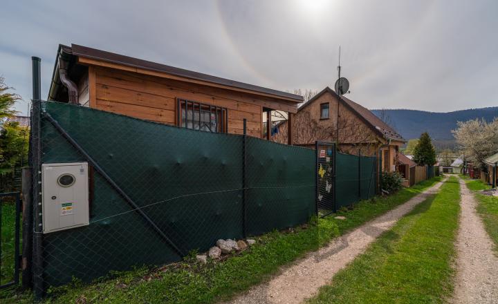 PREDANÉ-PREDAJ: Pozemok s rekreačnou chatou pri vode,  Buková - fotografia 3