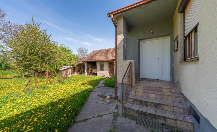 PREDANÉ - PREDAJ: starší rodinný dom s väčším pozemkom, Horná 20, Šenkvice - fotografia 17