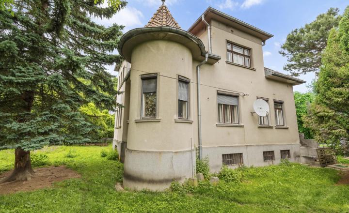 Sídlo pod Červeným Kameňom na krásnom pozemku 3567m² - fotografia 1