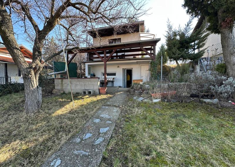 PREDANÉ-PREDAJ: Záhrada s murovanou chatkou, 338 m2, Šenkvice (Hájičky)